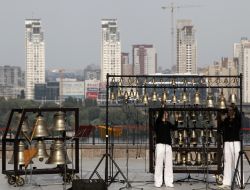 Музиканти грають на мобільному карильйоні