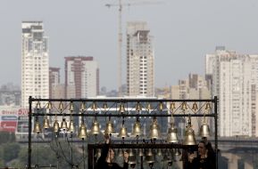 Музиканти грають на мобільному карильйоні