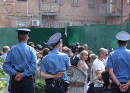 Setting of the monument to deriban