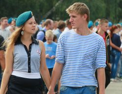 Бывший десантник с девушкой