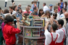 Молоді люди складають книги 