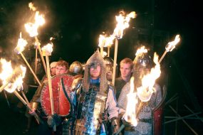 Участники шоу воссоздания средневековых рыцарских поединков