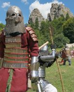 Участник шоу воссоздания средневековых рыцарских поединков