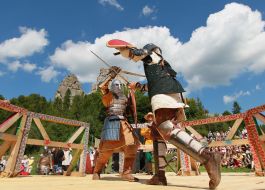 Участники шоу воссоздания средневековых рыцарских поединков