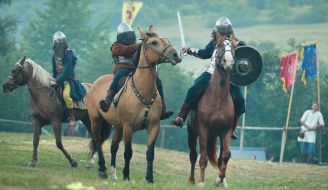 Участники шоу воссоздания средневековых рыцарских поединков