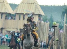 Участники шоу воссоздания средневековых рыцарских поединков