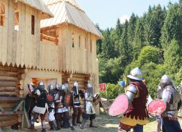 Участники шоу воссоздания средневековых рыцарских поединков