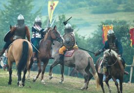 Участники шоу воссоздания средневековых рыцарских поединков