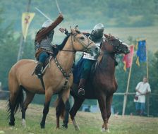 Участники шоу воссоздания средневековых рыцарских поединков