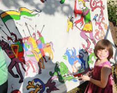 Девочка рисует рыцарей 