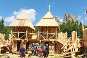 Участники шоу воссоздания средневековых рыцарских поединков