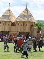 Участники шоу воссоздания средневековых рыцарских поединков