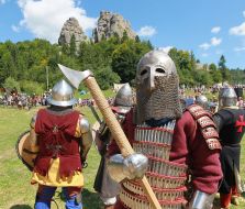 Участники шоу воссоздания средневековых рыцарских поединков