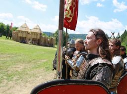 Участники шоу воссоздания средневековых рыцарских поединков