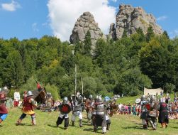 Участники шоу воссоздания средневековых рыцарских поединков