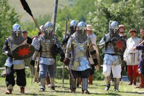 Участники шоу воссоздания средневековых рыцарских поединков