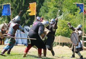 Участники шоу воссоздания средневековых рыцарских поединков