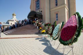 Вінки біля храму