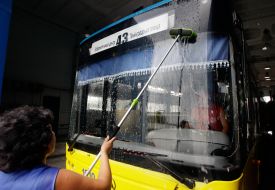 The employee manual "Kyivpastrans" washes trolleybus
