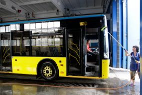 The employee manual "Kyivpastrans" washes trolleybus