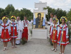 Віряни біля ікони Богоматері
