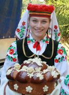 Девушка держит каравай