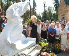 Oksana Bilozir near a monument on the grave of Igor Bilozir
