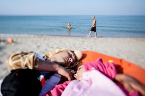 Молодь відпочиває на пляжі