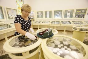 Presentation of memorable chinks