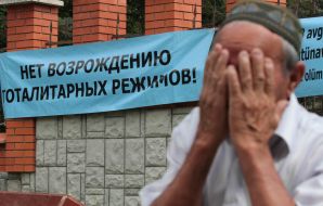 Участник митинга