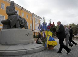 Возложение цветов к памятнику Михаилу Грушевскому