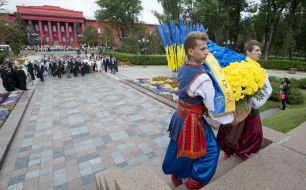 Возложение цветов к памятнику Тарасу Шевченко
