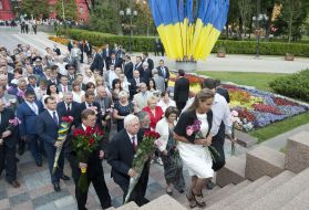 Возложение цветов к памятнику Тарасу Шевченко