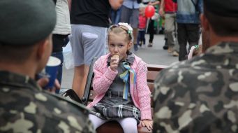 Девочка ест мороженое