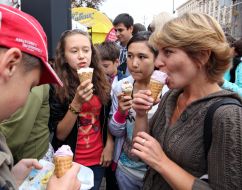 Молодежь ест мороженое