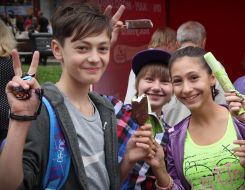 Молодежь ест мороженое