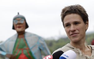 Ганна Кисєльова біля  скульптури "Бабця з кравчучкою" 