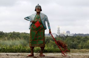 Скульптура "Бабця з кравчучкою"