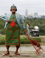 Скульптура "Бабця з кравчучкою"