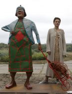 Ганна Кисєльова біля  скульптури "Бабця з кравчучкою" 