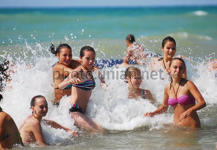Девочки купаются на пляже. Стоковое фото № , фотограф Дмитрий Травников / Фотобанк Лори