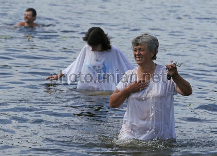 Девушка купается в реке