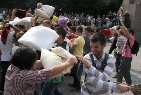 Молодые люди дерутся подушками