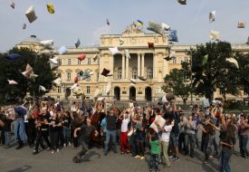 Молодые люди с подушками