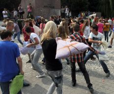 Молодые люди дерутся подушками