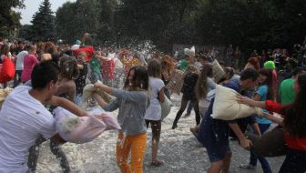 Молодые люди дерутся подушками