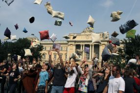 Молодые люди с подушками