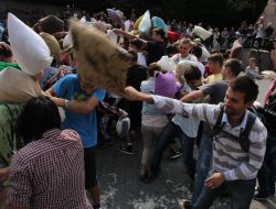 Молодые люди дерутся подушками