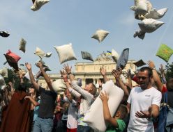 Молодые люди с подушками