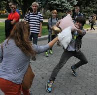 Молодые люди дерутся подушками